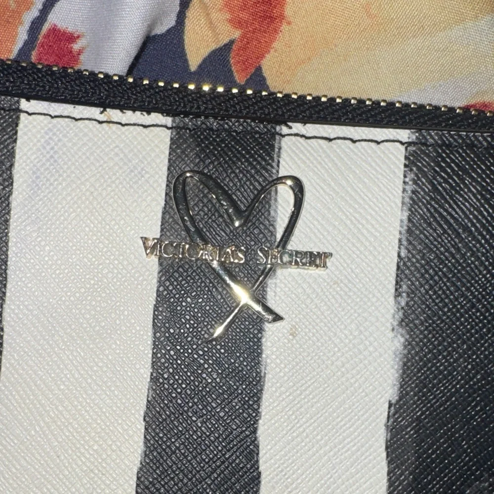 Victoria's Secret Black and White Striped Zip Wallet with Heart Charm - Picture 3 of 8